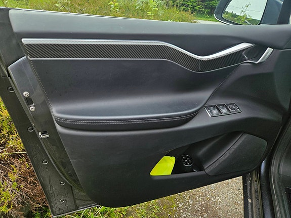 Tesla Model X 23 of 30