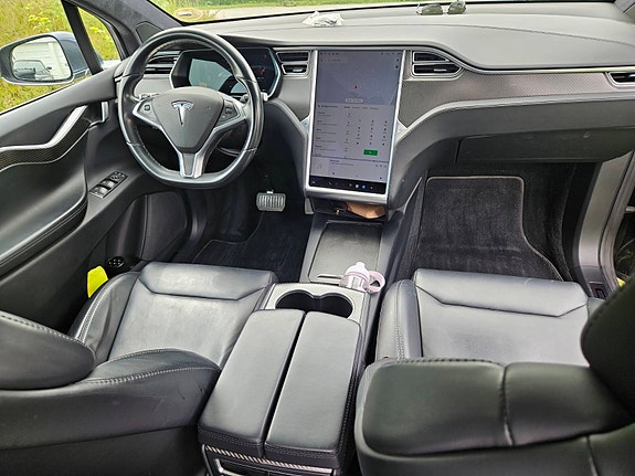 Tesla Model X 27 of 30