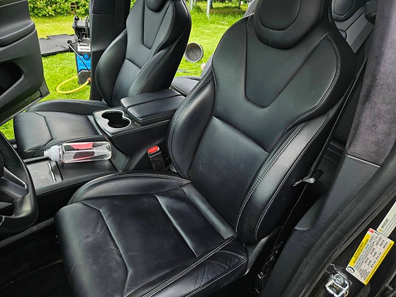 Tesla Model X 24 of 30