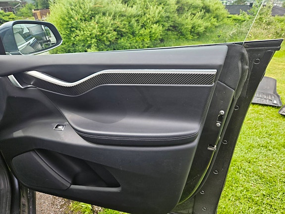 Tesla Model X 29 of 30