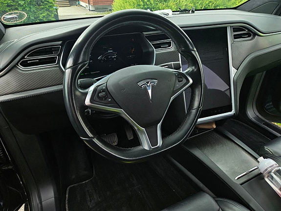 Tesla Model X 21 of 30