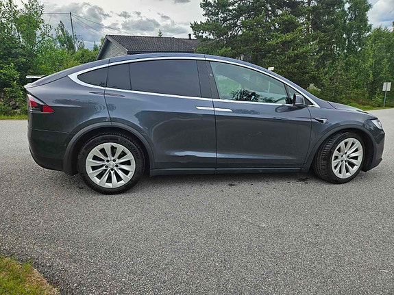 Tesla Model X 17 of 30