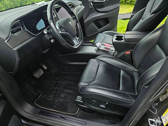 Tesla Model X 26 of 30
