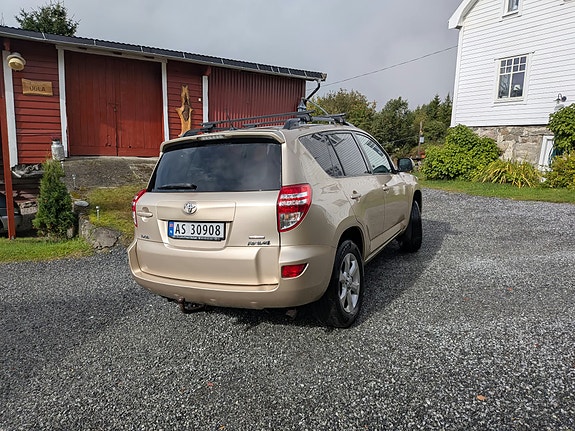 Toyota RAV4 4 of 10
