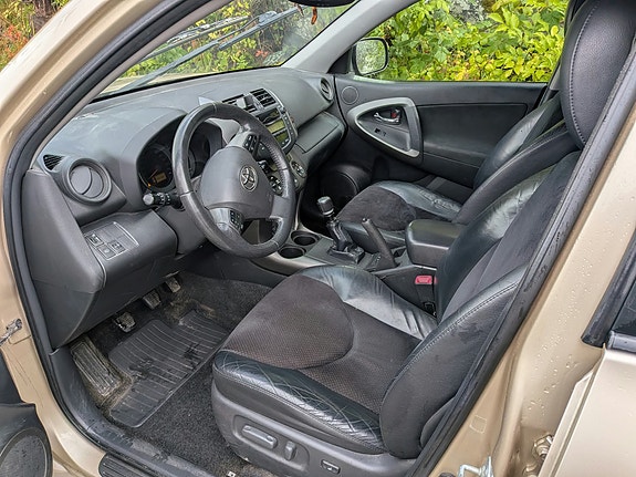 Toyota RAV4 6 of 10