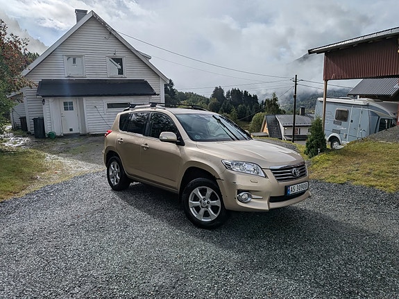 Toyota RAV4 2 of 10
