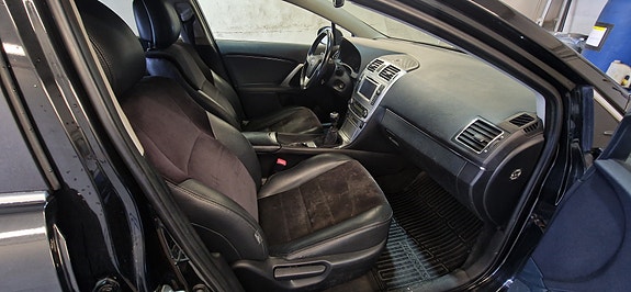 Toyota Avensis 4 of 16