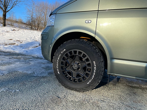 Volkswagen Caravelle 2 of 5