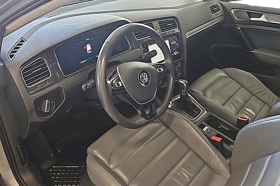Volkswagen e-Golf VII 4 of 9