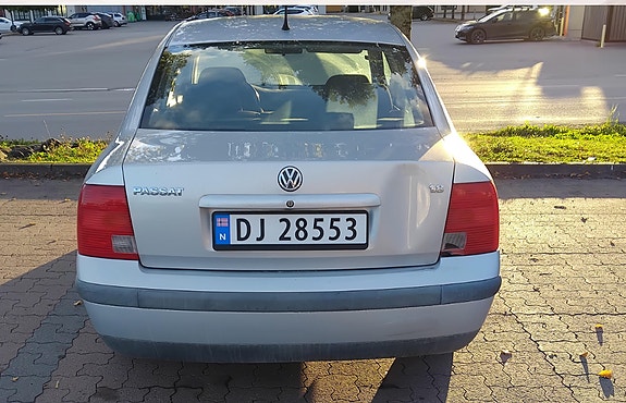 Volkswagen Passat 2 of 4