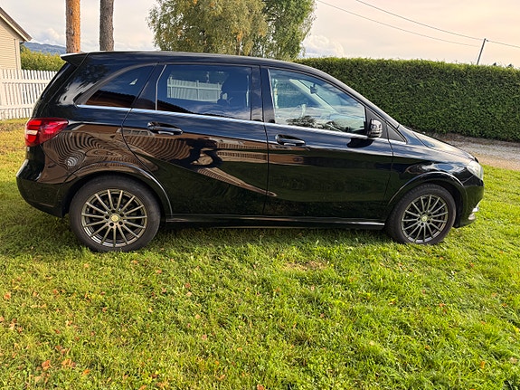 Mercedes-Benz B250 5 of 27