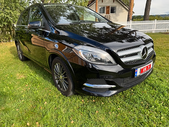 Mercedes-Benz B250 3 of 27