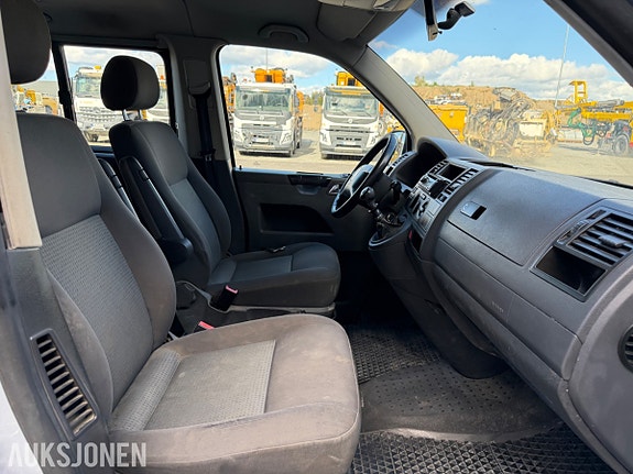 Volkswagen Caravelle 25 of 30