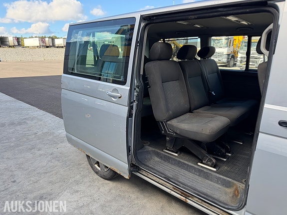 Volkswagen Caravelle 28 of 30
