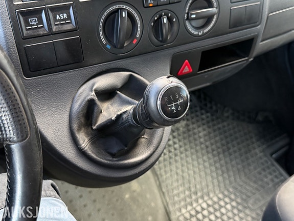 Volkswagen Caravelle 7 of 30