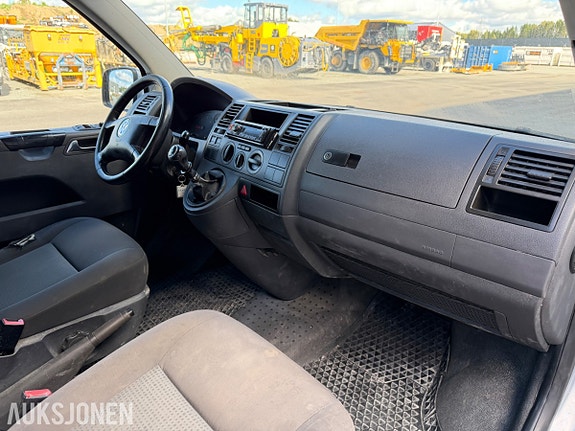 Volkswagen Caravelle 26 of 30