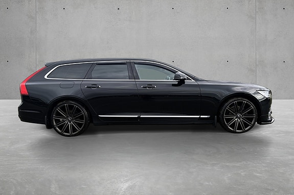 Volvo V90 2 of 23