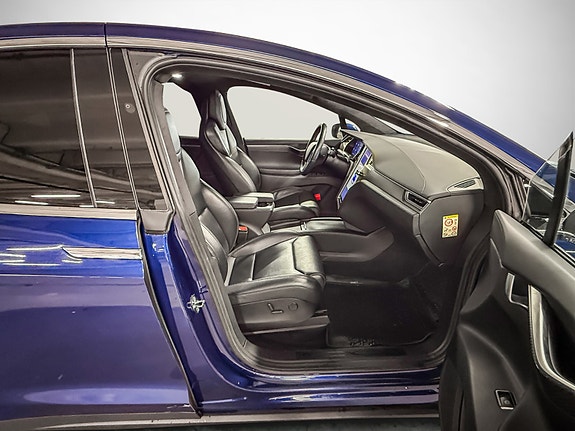 Tesla Model X 16 of 24