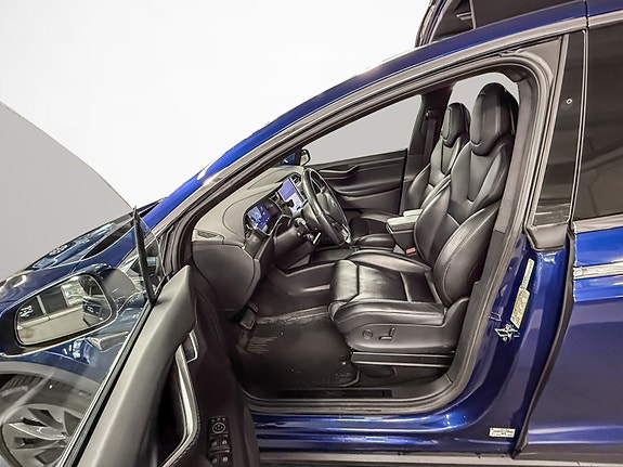 Tesla Model X 10 of 24
