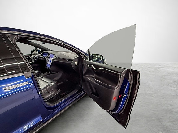 Tesla Model X 15 of 24