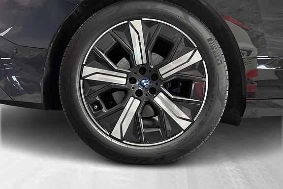 BMW iX 13 of 15