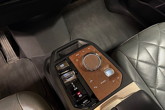 BMW iX 10 of 15