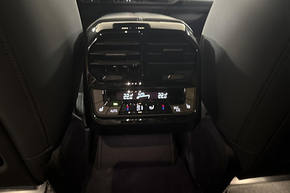 BMW iX 25 of 28