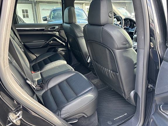 Porsche Cayenne 15 of 17