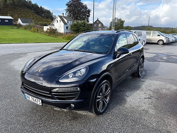 Porsche Cayenne 2 of 17