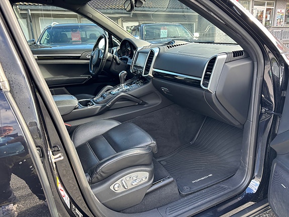 Porsche Cayenne 11 of 17