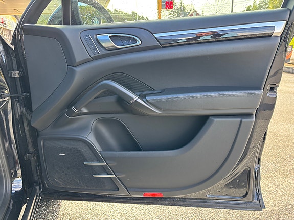 Porsche Cayenne 13 of 17