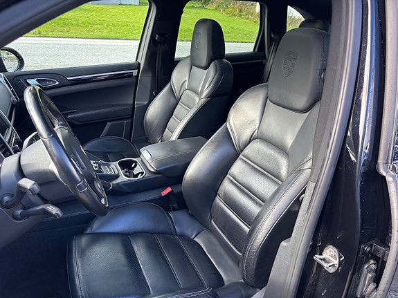 Porsche Cayenne 9 of 17