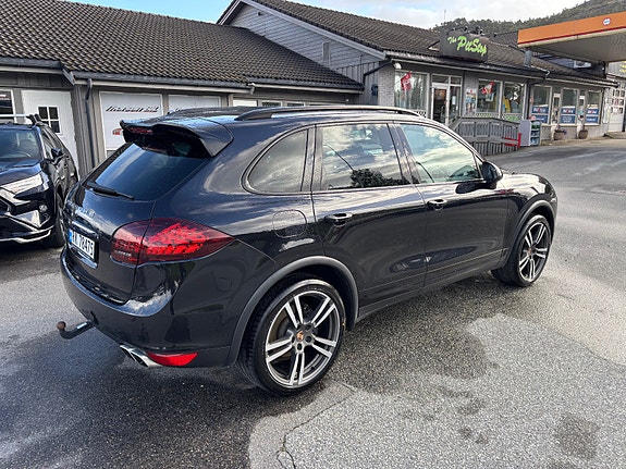 Porsche Cayenne 4 of 17