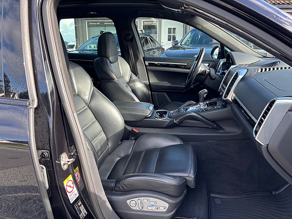 Porsche Cayenne 12 of 17