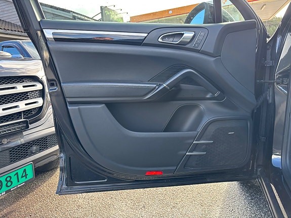 Porsche Cayenne 10 of 17