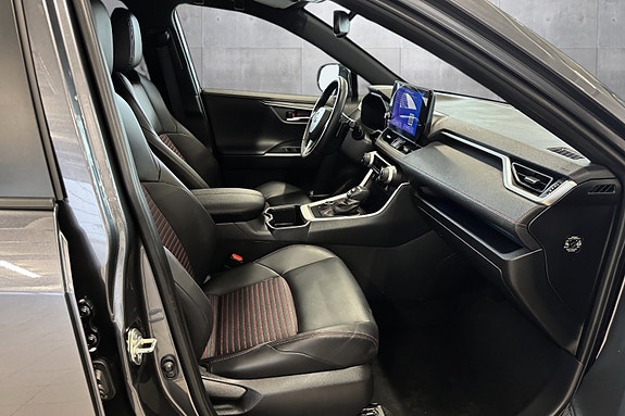 Toyota RAV4 Plug-in Hybrid 26 of 29