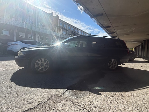 Volvo V70 2 of 6