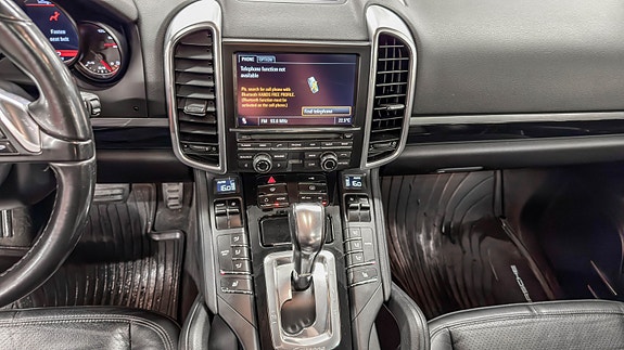 Porsche Cayenne 16 of 30
