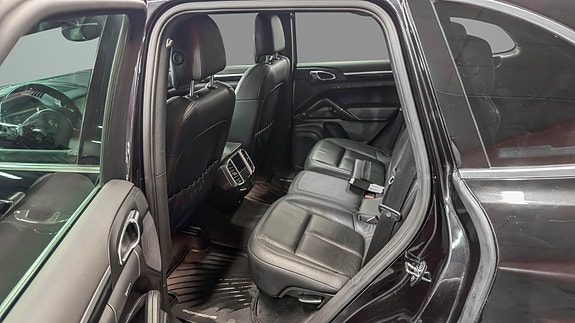 Porsche Cayenne 27 of 30