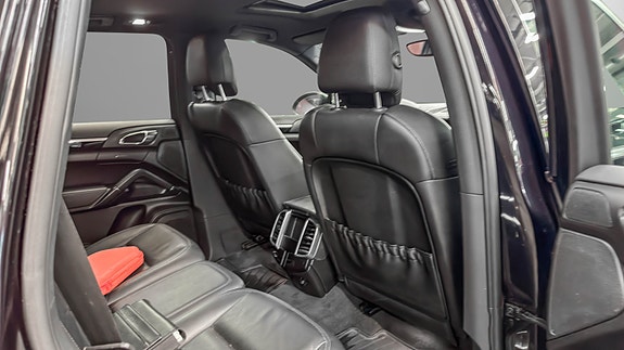 Porsche Cayenne 29 of 30
