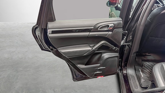 Porsche Cayenne 26 of 30