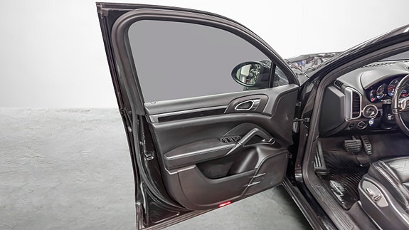 Porsche Cayenne 11 of 30