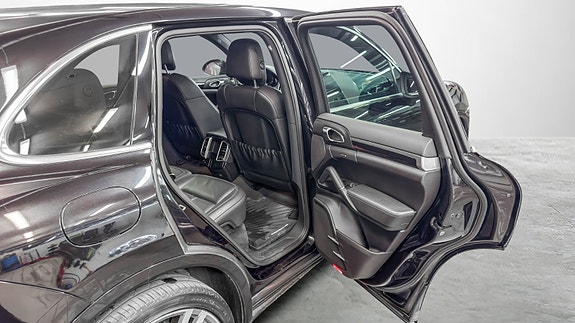 Porsche Cayenne 30 of 30