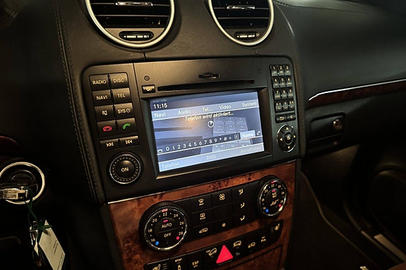 Mercedes-Benz ML500 28 of 30