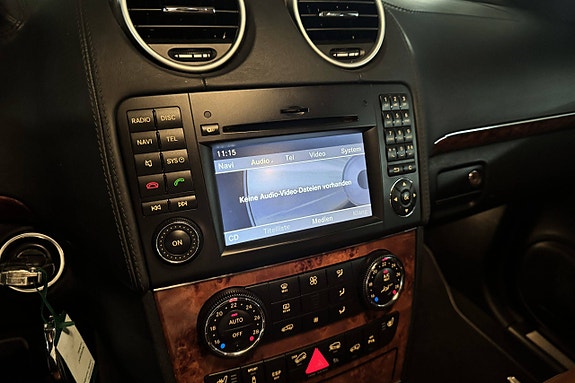 Mercedes-Benz ML500 29 of 30