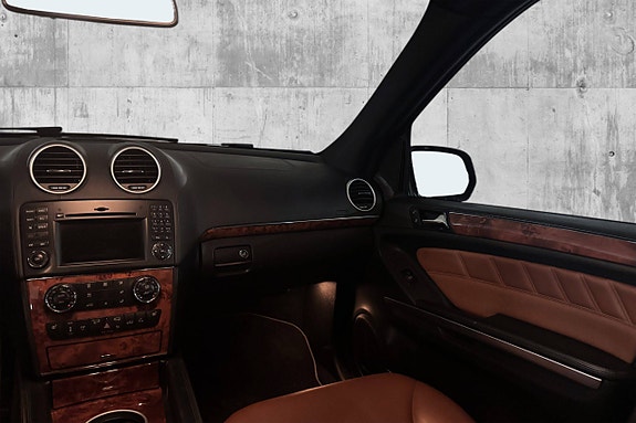Mercedes-Benz ML500 23 of 30
