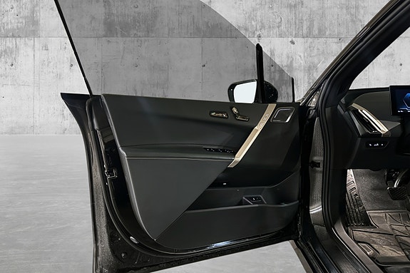 BMW iX 14 of 30