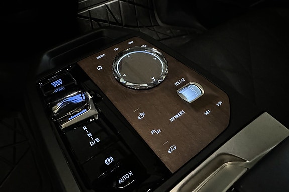 BMW iX 26 of 30