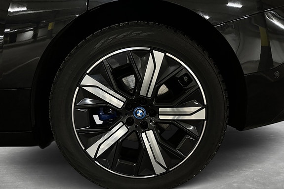 BMW iX 12 of 30