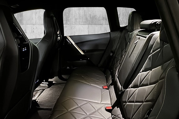 BMW iX 27 of 30